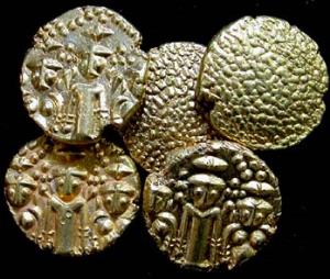 Gold, 3-Svami Pagoda (5), issued between 1740-1807, ½ standing figures (KM# 304). Extremel
