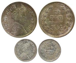 Sayaji Rao III, Silver (3), Rupee and 4 Anna, Broad flan type, VS 1949. Very Fine, Scarce.