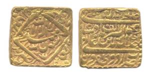 Akbar, Gold square Mohur (11 g), Urdu Zafar Qarin mint, AH 1000 (Alif) (KM 119.4). Traces 