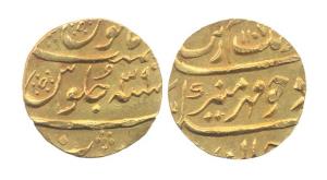 Aurangzeb, Gold, Mohur, Surat Mint, AH 1107/39. An unusual mint mark on rev. Very Fine.