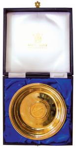 United Kingdom, Elizabeth II, Gold, 154 g, 5 Pounds (40 g) gold coin set in a 9 carat gold