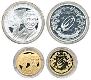 60 Years of Indian Independence medallions, Gold 6 gm. and Silver 31.1gm, private issue by