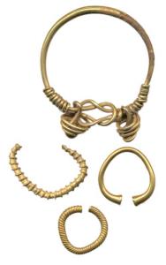 Ancient Gold Jewellery, (c. 100-300 AD), Ujjain area, 3.88 g, Four ear ornaments made from
