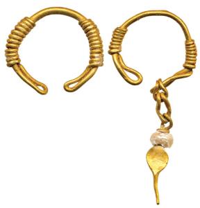 Gold Jewellery, (c. 18th century) 1.13, ear or nose ornament, Gujarat region. (For similar