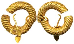 Gold Ear ornament, 2.61g, an ear ornament made up of intricately twisted wires and capped 