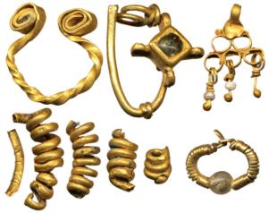 Gold Beads and other objects (9), 4.08g, a group of tiny objects including beads, pendants