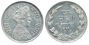 Sayaji Rao III, Silver Rupee, 11.32g, Small flan, VS 1952 (KM 36a). Very Fine+, Scarce.