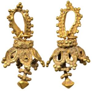 Gold Ear ornament, 1.68g, an ear ornament made into a loop with floral attribute, Ujjaini 