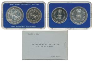 1981 Uncirculated Set, World Food Day, set of 2, Rupees 10 and 100. In immaculate conditio