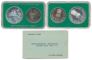 1982 Uncirculated Set, National Integration, Rupees 10 and 100. In immaculate condition, w