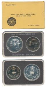 1981 Uncirculated Set, World Food Day, set of 2, Rupees 10 and 100. In immaculate conditio