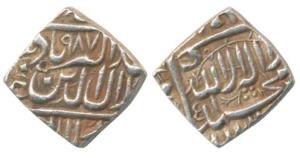 Akbar, Silver ½ Rupee, 5.67g, mint name off flan but stylization of Ahmedabad Mint, AH 987