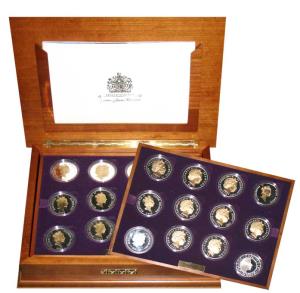 A collection of Silver Crowns, 28.28g, most with Gold Cameo (on the bust of the queen), 20