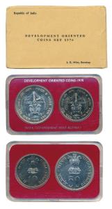 1976 Uncirculated Set, Food and Work for All, set of 2, Rupees 10 and 50. Slight tear on o