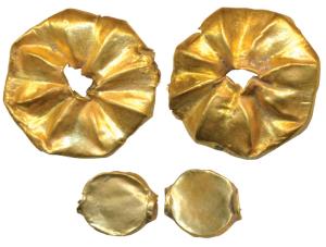 Circular shaped gold beads (c. 3rd BC - 3rd AD), total weight 0.51g, both flat & hollow, f