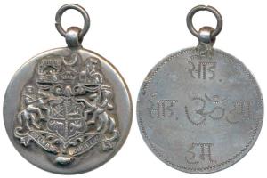 Kutch, Silver Badge, 25.3g, obv. coat of arms of the state consisting of two horsemen on e