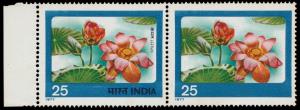 1977 India flowers, 25p, SG850a, error Black (inscription) omitted, in pair with normal, M