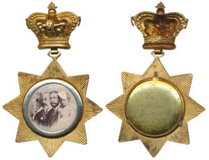 Portrait of the four generations of the British Monarchy, photograph of Victoria, her son 