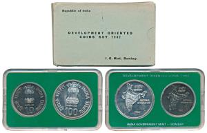 1982 Uncirculated Set, National Integration, set of 2, Rupees 10 and 100. Very slight tear