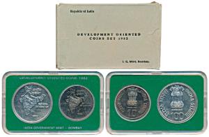 1982 Uncirculated Set, National Integration, set of 2, Rupees 10 and 100. In near immacula