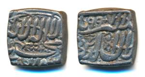 Akbar, Silver ½ Rupee, 5.65g, mint name off flan, stylization that of Ahmedabad Mint, Kali