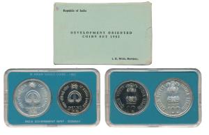 1982 Uncirculated Set, IX Asian Games Delhi, set of 2, Rupees 10 and 100. In near immacula