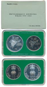 1982 Uncirculated Set, National Integration, set of 2, Rupees 10 and 100. In immaculate co