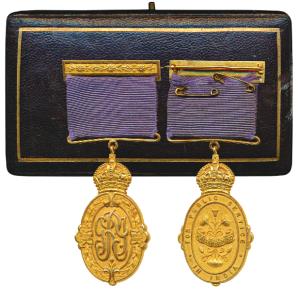 Kaiser-i-Hind Medal, George V, Gold, an oval badge surmounted by the imperial crown, the r