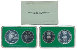 1982 Uncirculated Set, National Integration, set of 2, Rupees 10 and 100. In immaculate co