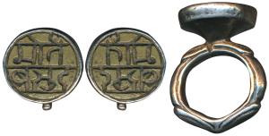 Signet ring with round brass plaque held in a silver bezel, 11.57g, with Devanagari inscri