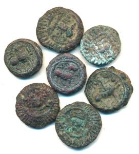 Vishnukundins, Andhra Region, Copper base Alloy (7), obv. lion standing to right with upra