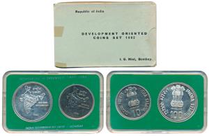 1982 Uncirculated Set, National Integration, set of 2, Rupees 10 and 100. In near immacula