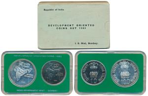1982 Uncirculated Set, National Integration, set of 2, Rupees 10 and 100. In near immacula