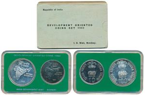 1982 Uncirculated Set, National Integration, set of 2, Rupees 10 and 100. In near immacula