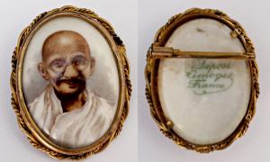 Mahatma Gandhi Porcelain Broach, set in a metal intertwined case, by Depose Limoges, Franc
