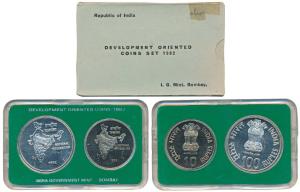 1982 Uncirculated Set, National Integration, set of 2, Rupees 10 and 100. In near immacula