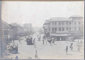 Photograph, Bombay Street. 1900. 21.5 x 15 cm.