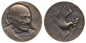 Mahatma Gandhi, Bronze Medal, obv. bust of Gandhiji, rev. a dove to signify peace. Extreme