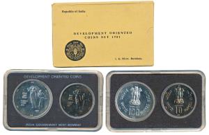 1981 Uncirculated Set, World Food Day, set of 2, Rupees 10 and 100. In immaculate conditio