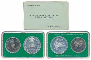 1982 Uncirculated Set, National Integration, set of 2, Rupees 10 and 100. In near immacula