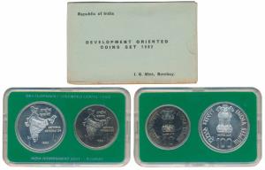 1982 Uncirculated Set, National Integration, set of 2, Rupees 10 and 100. In near immacula