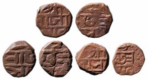 The elephant Goad symbol above ‘Chhatra’ on the reverse, 9.300g; 9.200g and 9.000g. (3)