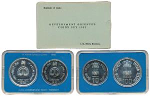 1982 Uncirculated Set, IX Asian Games, set of 2, Rupees 10 and 100. In immaculate conditio