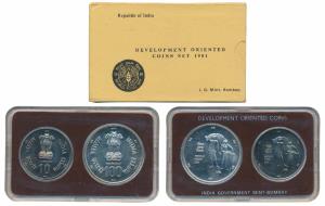 1981 Uncirculated Set, World Food Day, set of 2, Rupees 10 and 100. In immaculate conditio