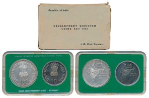 1982 Uncirculated Set, National Integration, set of 2, Rupees 10 and 100. In near immacula