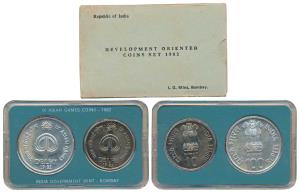 1982 Uncirculated Set, IX Asian Games, Delhi, set of 2, Rupees 10 and 100. In near immacul