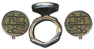 Signet ring with round brass plaque held in a silver bezel, 11.57g, with Devanagari inscri