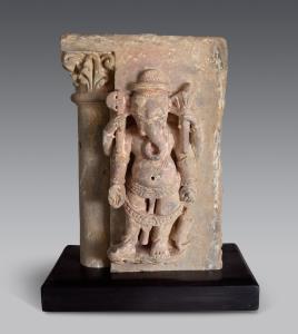 The rather unexpected Corinthian column on the side of this fragment is reminiscent of sim