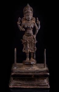 For a closely related Keralan bronze figure of Shiva in the Victoria and Albert Museum, Lo