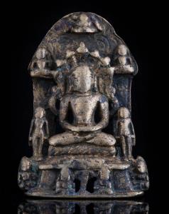 The tirthankara seated on a cushion, flanked by pairs of seated and standing jinas, furthe